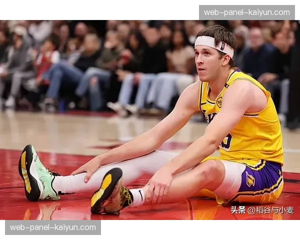 特写：詹姆斯在比赛间隙指导湖人队年轻球员奥斯汀·里夫斯