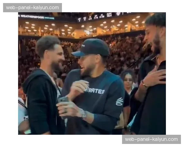 特写：新秀汤普森兄弟首次在NBA赛场直接对位，母亲现场观战